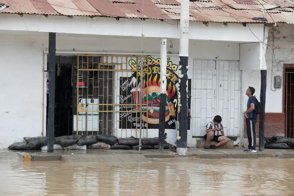 Members of the army protect a house with sandbags in the city of Tumbes, a town in northern Peru, which has suffered flooding due to the rains caused by the direct influence of Cyclone Yaku in Tumbes, Peru March 10, 2023. REUTERS/Sebastian Castaneda PERU-WEATHER/