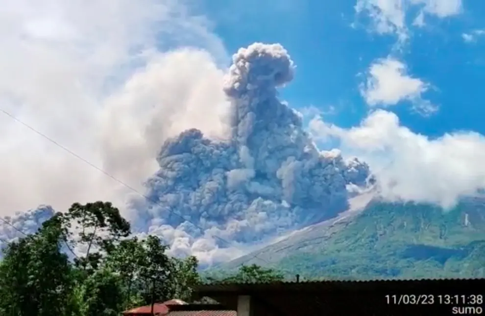 Mount Merapi volcano erupts, as seen from Cangkringan, Indonesia, March 11, 2023. Sumo Sulis/Handout via REUTERS THIS IMAGE HAS BEEN SUPPLIED BY A THIRD PARTY. NO RESALES. NO ARCHIVES. MANDATORY CREDIT INDONESIA-VOLCANO/