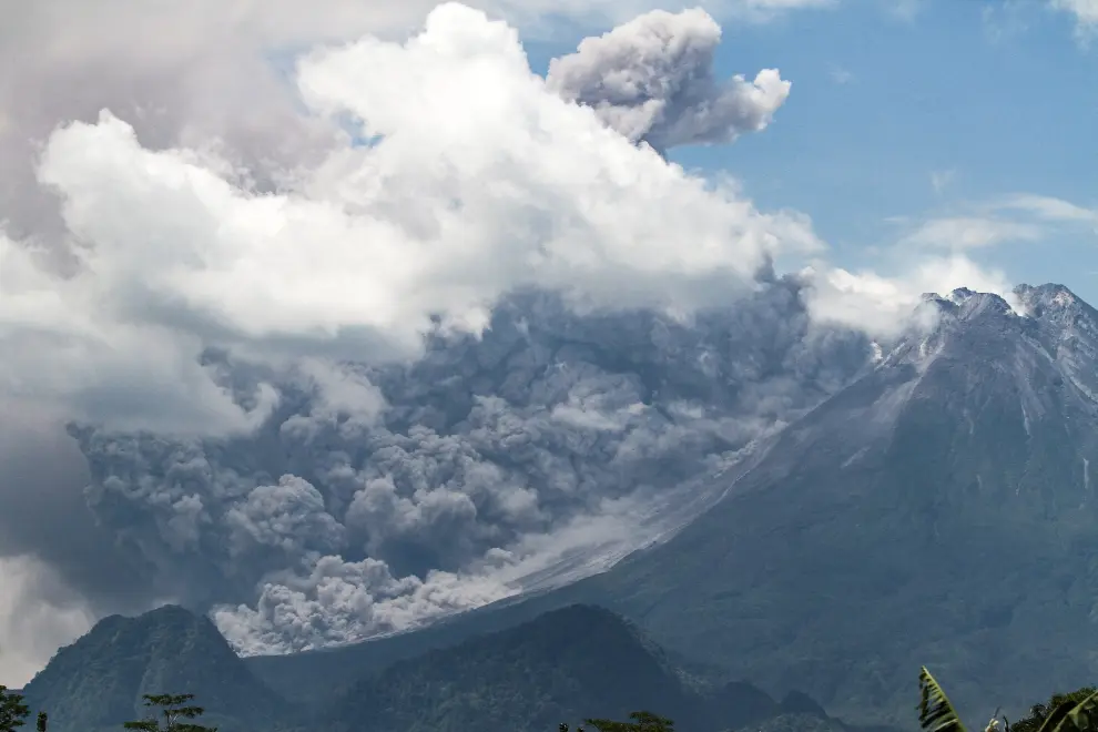 Mount Merapi?volcano?erupts, as seen from Pakem, in Sleman, Yogyakarta, Indonesia, March 11, 2023. Antara Foto/Hendra Nurdiyansyah/via REUTERS ATTENTION EDITORS - THIS IMAGE HAS BEEN SUPPLIED BY A THIRD PARTY. MANDATORY CREDIT. INDONESIA OUT. NO COMMERCIAL OR EDITORIAL SALES IN INDONESIA. INDONESIA-VOLCANO/