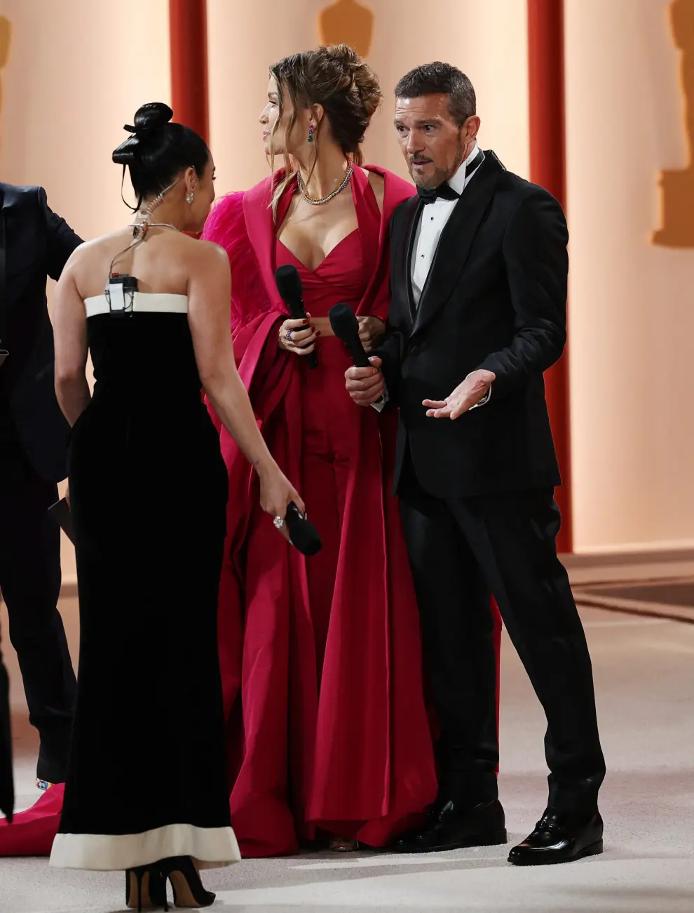 Antonio Banderas, con su novia Nicole, charla con Vanesa Hudgens.