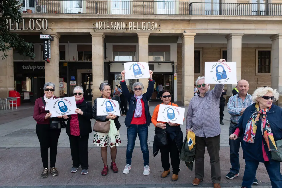 Protesta de los pensionistas en la plaza del Pilar.