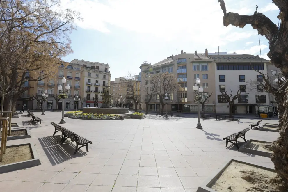 La plaza de Navarra en Huesca vacía tras decretarse el estado de alarma.