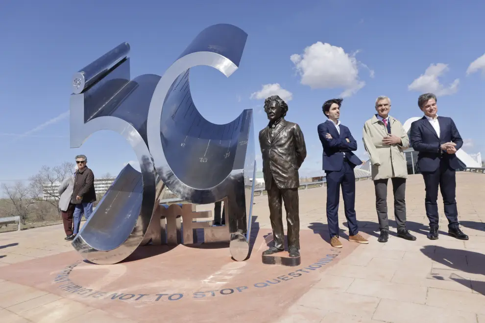 Inauguración del monumento escultórico a Einstein