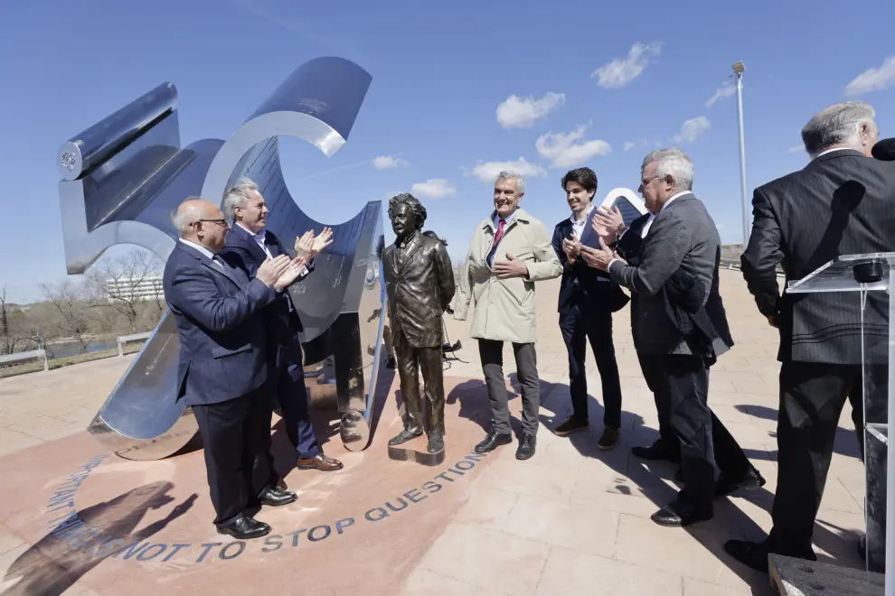 Inauguración del monumento escultórico a Einstein