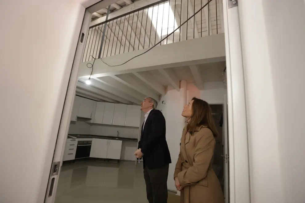 El alcalde, Jorge Azcón, ha visitado este miércoles los nuevos pisos municipales.