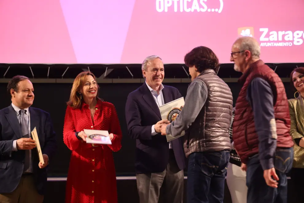 Foto del acto de homenaje al comercio de Zaragoza por su participación en el programa Volveremos