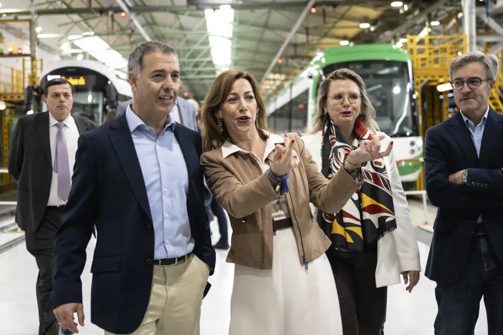 Visita de la consejera de Servicios Públicos y Movilidad, Natalia Chueca, a la planta de CAF en Zaragoza