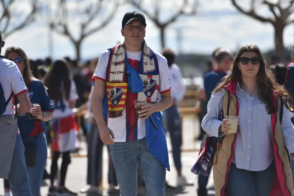 Las aficiones de la SD Huesca y el Real Zaragoza ya se encuentran en los aledaños de El Alcoraz.