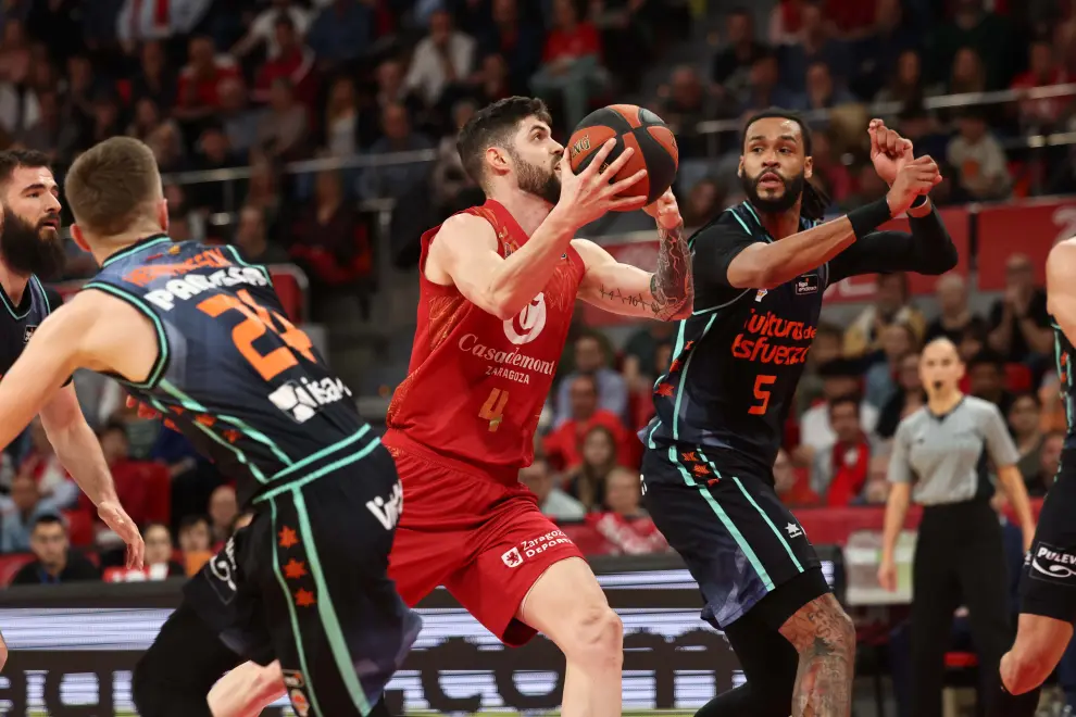 Imágenes del partido entre el Casademont Zaragoza y el Valencia Basket