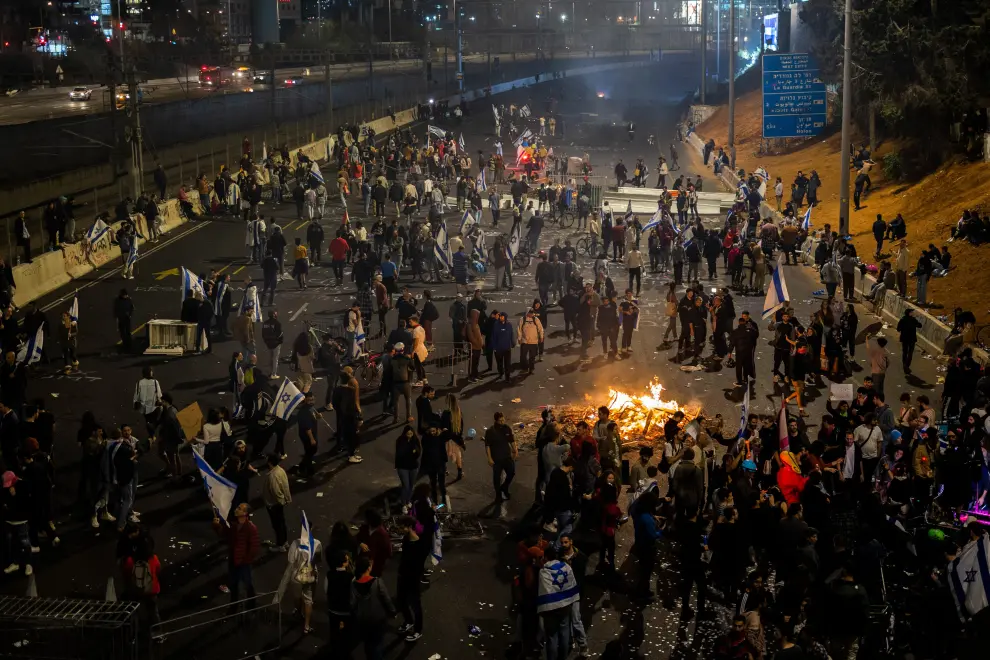 People attend a demonstration after Israeli Prime Minister Benjamin Netanyahu dismissed the defense minister and his nationalist coalition government presses on with its judicial overhaul, in Tel Aviv, Israel, March 26, 2023. REUTERS/Nir Elias     TPX IMAGES OF THE DAY ISRAEL-POLITICS/JUDICIARY-PROTESTS