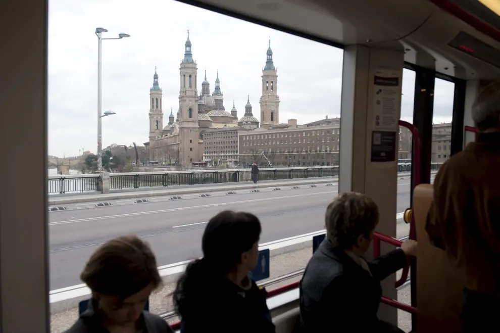 El tranvía cruzó el Ebro por primera vez, y alcanzó Parque Goya, el 26 de marzo de 2003.