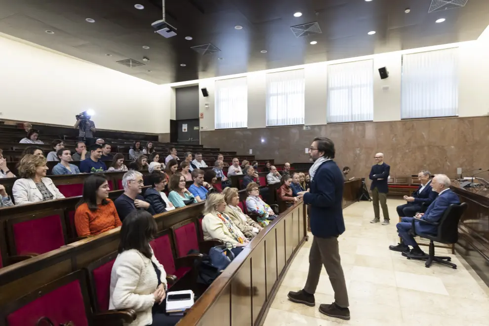 Diálogo entre Luis Enjuanes y Carlos Martín Montañés en la Facultad de Derecho de Unizar.