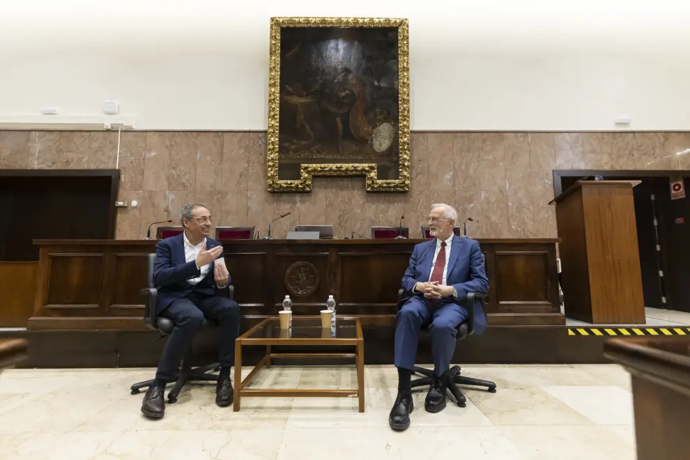 Diálogo entre Luis Enjuanes y Carlos Martín Montañés en la Facultad de Derecho de Unizar.