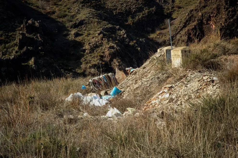 El entorno de Villanueva de Jalón se convierte en un basurero