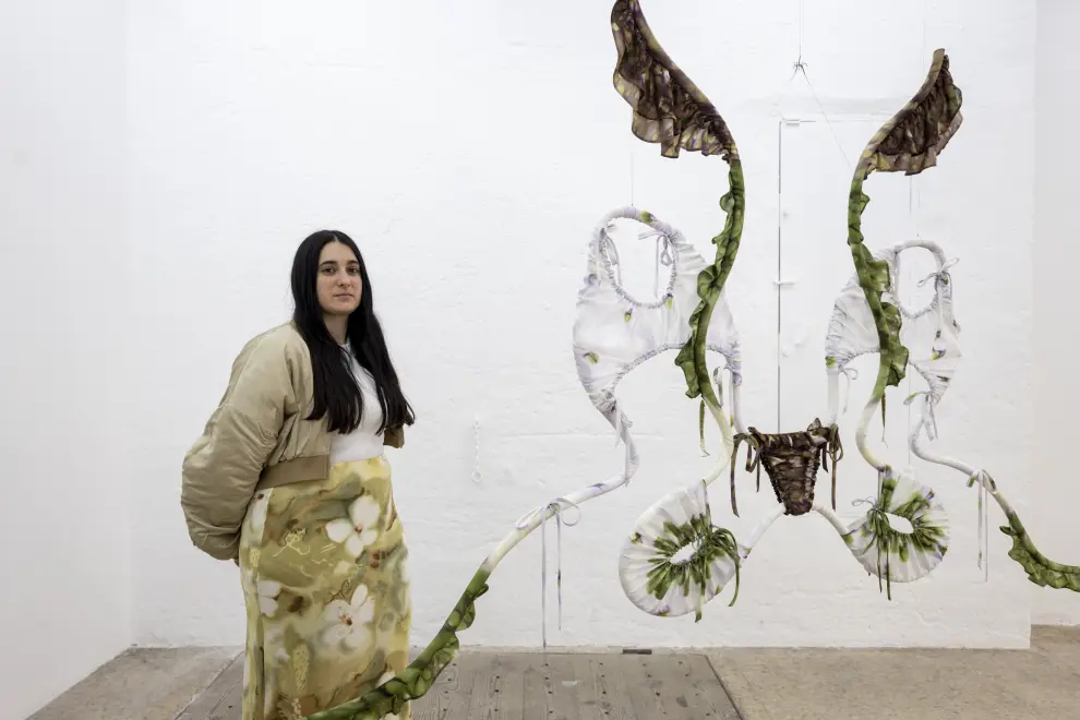 Leticia Martínez posa junto a obras de su exposición 'Elixile'.