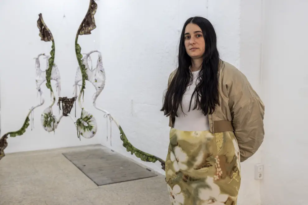 Leticia Martínez posa junto a obras de su exposición 'Elixile'.