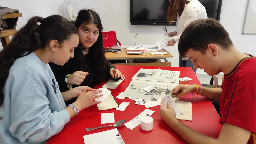Los alumnos del IES Ramón y Cajal de Huesca se han volcado en la organización de actividades para recaudar dinero para causas sociales.