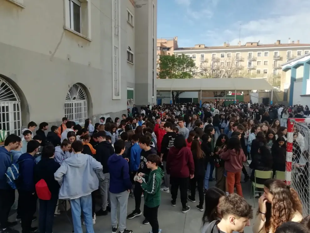 Los alumnos del IES Ramón y Cajal de Huesca se han volcado en la organización de actividades para recaudar dinero para causas sociales.