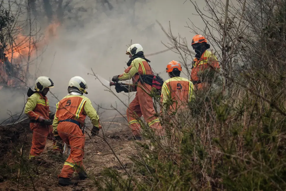 Bomberos trabajando en los incendios en Asturias.