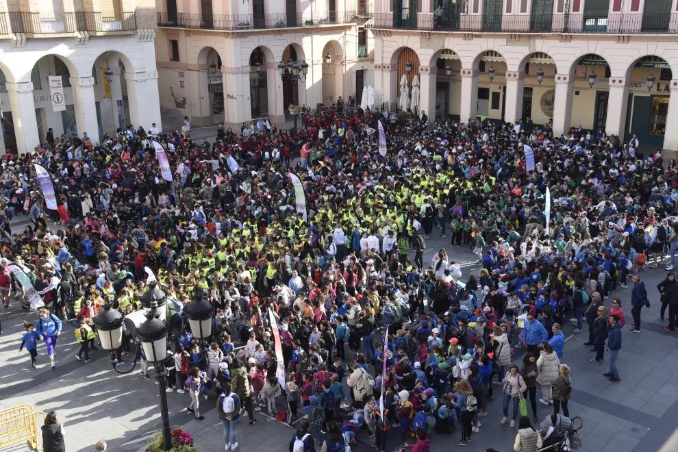 Más de 3.000 alumnos y profesores de Primaria de todos los colegios de Huesca han participado en la Mini Marcha Aspace.