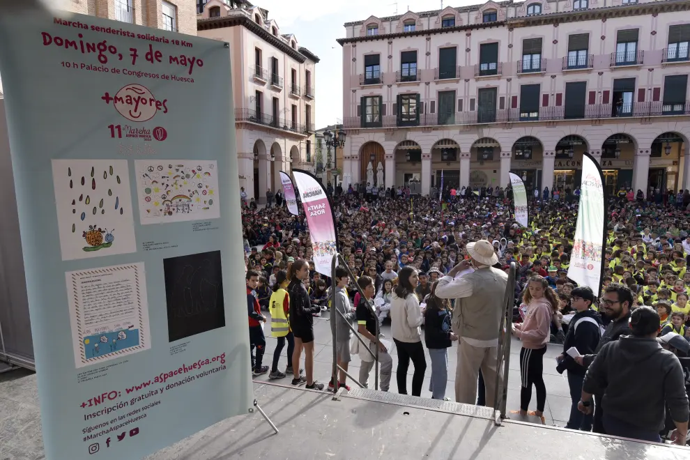 Más de 3.000 alumnos y profesores de Primaria de todos los colegios de Huesca han participado en la Mini Marcha Aspace.