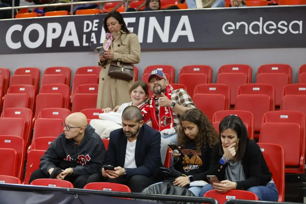 Final de la Copa de la Reina: aficionados en el pabellón Príncipe Felipe para ver el partido Casademont Zaragoza-Perfumerías Avenida