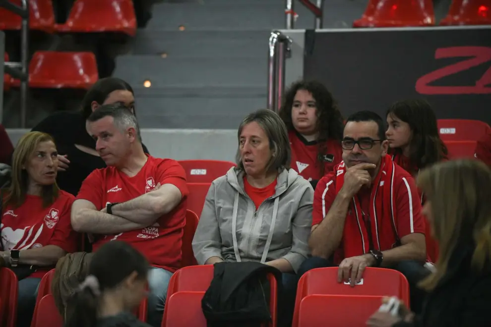 Final de la Copa de la Reina: aficionados en el pabellón Príncipe Felipe para ver el partido Casademont Zaragoza-Perfumerías Avenida
