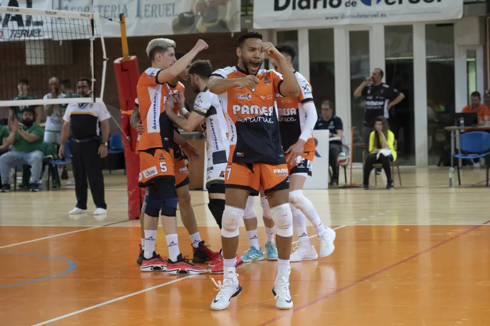 Foto del partido Pamesa Teruel-Unicaja Costa de Almería, del 'play off' de la Superliga de voleibol en Los Planos