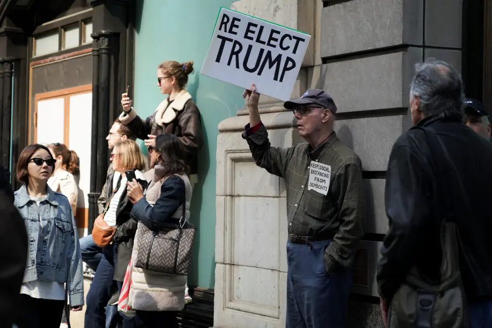 Anti-Trump protesters demonstrate outside Manhattan Criminal Courthouse on the day of former U.S. President Donald Trump's planned court appearance after his indictment by a Manhattan grand jury following a probe into hush money paid to porn star Stormy Daniels, in New York City, U.S., April 4, 2023. REUTERS/Amanda Perobelli USA-TRUMP/