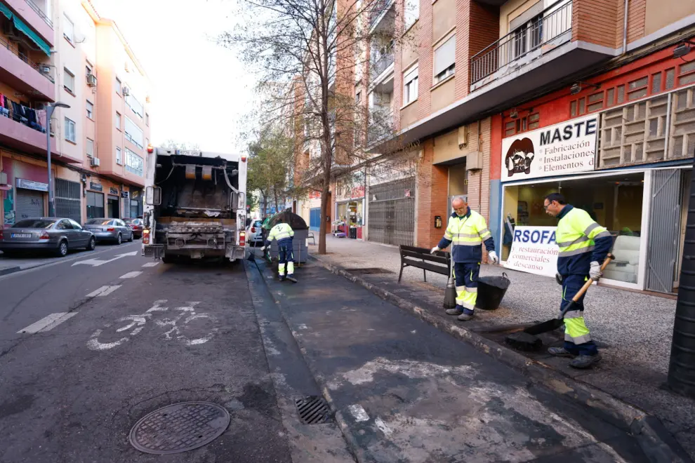 Fotos del incendio que ha calcinado 4 contenedores en la calle Salvador Minguijón de Zaragoza