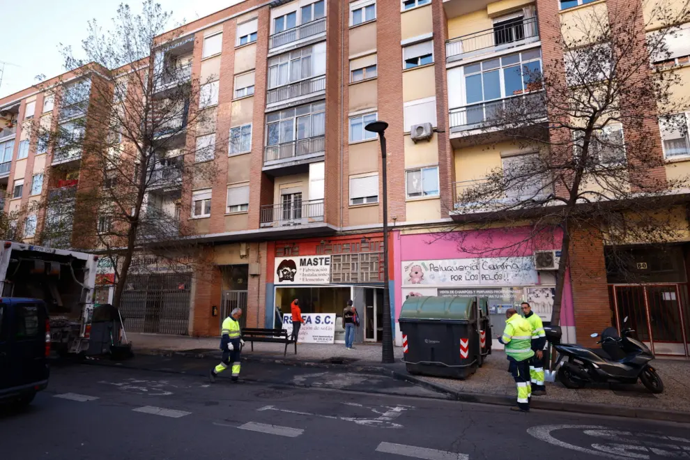 Fotos del incendio que ha calcinado 4 contenedores en la calle Salvador Minguijón de Zaragoza