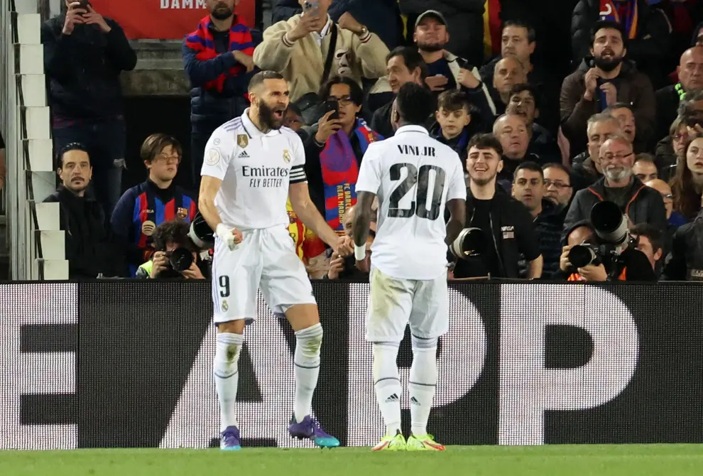 Soccer Football - Copa del Rey - Semi Final - Second Leg - FC Barcelona v Real Madrid - Camp Nou, Barcelona, Spain - April 5, 2023 Real Madrid's Karim Benzema celebrates scoring their second goal with teammates REUTERS/Nacho Doce SOCCER-SPAIN-FCB-MAD/REPORT