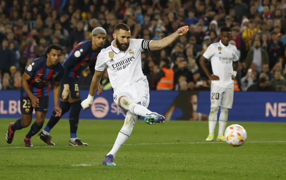 Soccer Football - Copa del Rey - Semi Final - Second Leg - FC Barcelona v Real Madrid - Camp Nou, Barcelona, Spain - April 5, 2023 Real Madrid's Karim Benzema scores their third goal from the penalty spot REUTERS/Albert Gea SOCCER-SPAIN-FCB-MAD/REPORT