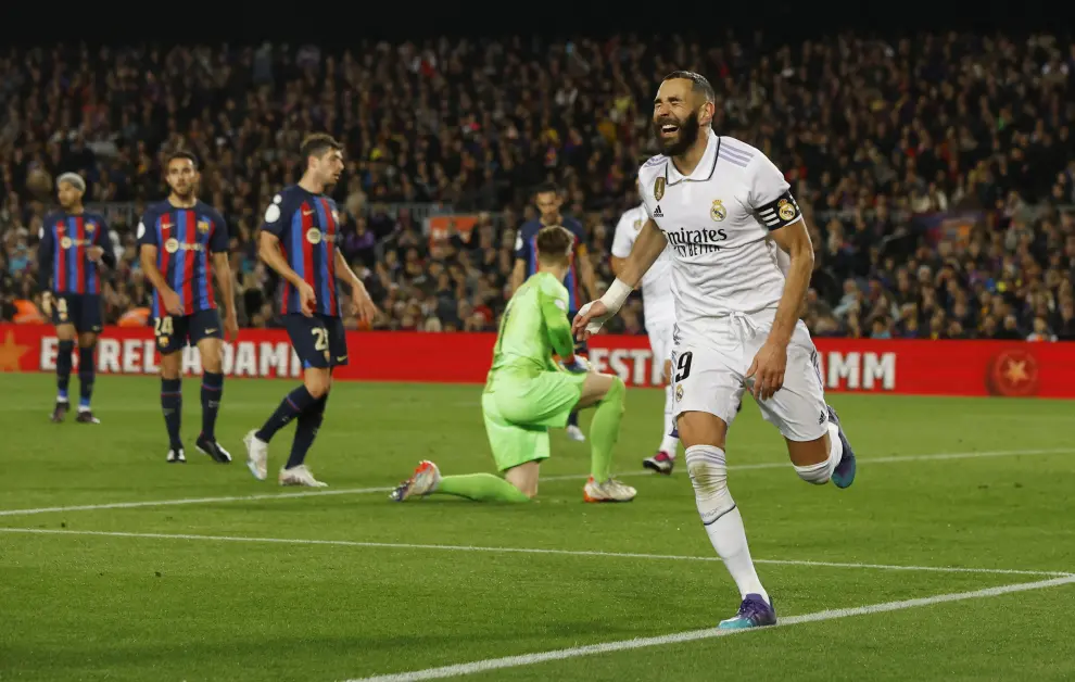 Soccer Football - Copa del Rey - Semi Final - Second Leg - FC Barcelona v Real Madrid - Camp Nou, Barcelona, Spain - April 5, 2023 Real Madrid's Karim Benzema scores their fourth goal to complete his hat-trick REUTERS/Albert Gea SOCCER-SPAIN-FCB-MAD/REPORT