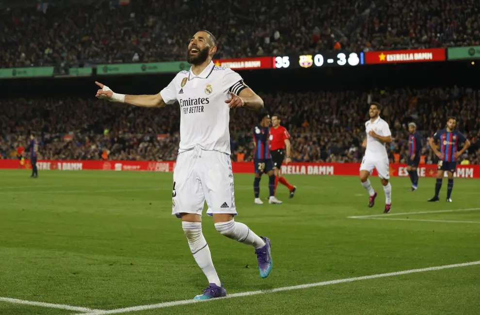 Soccer Football - Copa del Rey - Semi Final - Second Leg - FC Barcelona v Real Madrid - Camp Nou, Barcelona, Spain - April 5, 2023 Real Madrid's Karim Benzema celebrates scoring their fourth goal to complete his hat-trick REUTERS/Albert Gea SOCCER-SPAIN-FCB-MAD/REPORT