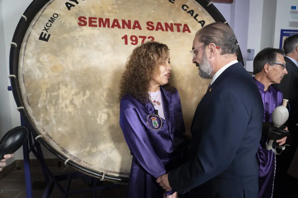Fotos de la Rompida de la hora en Calanda a cargo de Eulalia Ramón, viuda de Carlos Saura, con Javier Lambán