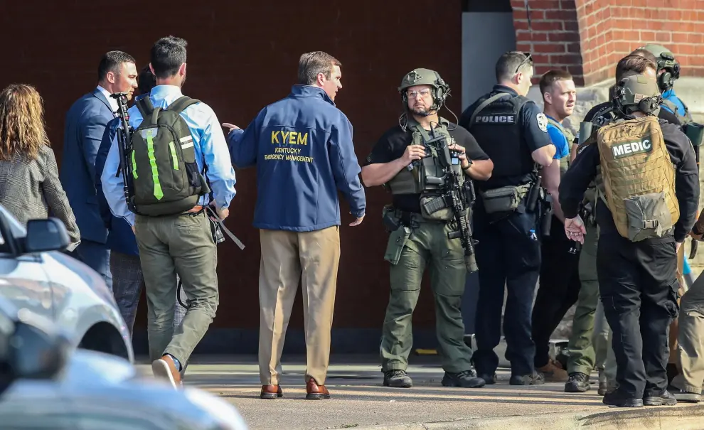 Police deploy at the scene of a mass shooting near Slugger Field baseball stadium in downtown Louisville, Kentucky, U.S. April, 10, 2023.   Michael Clevenger/USA Today Network via REUTERS.  NO RESALES. NO ARCHIVES. MANDATORY CREDIT KENTUCKY-SHOOTING/