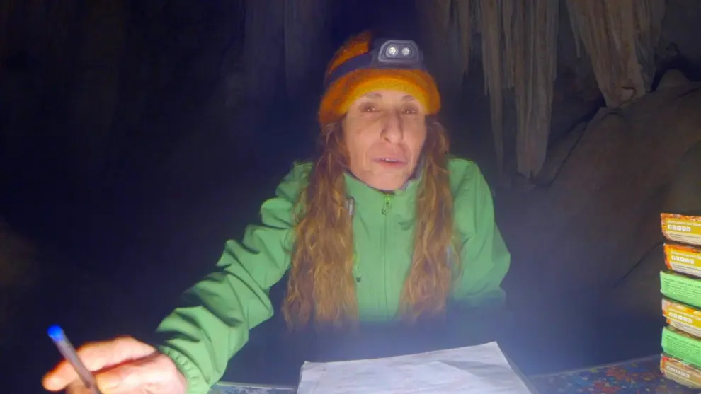 Beatriz Flamini dentro de la cueva