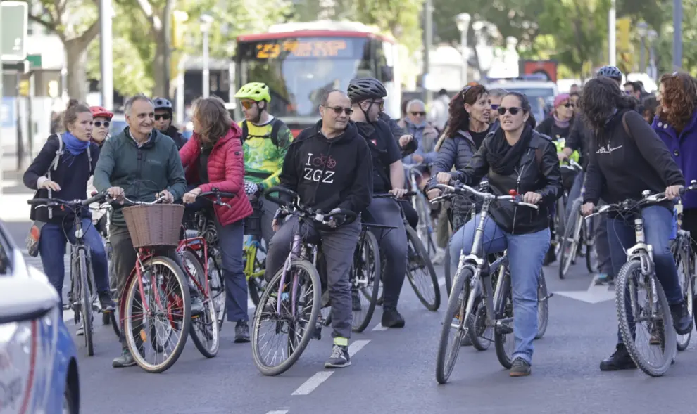 Marcha ciclista para pedir un carril bici en el paseo de Pamplona.