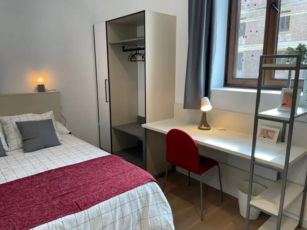 Las habitaciones individuales ‘premium’ saldrán por 759 euros e incluirán una pequeña cocina con microondas, mesa de estudio, armario y baño propio