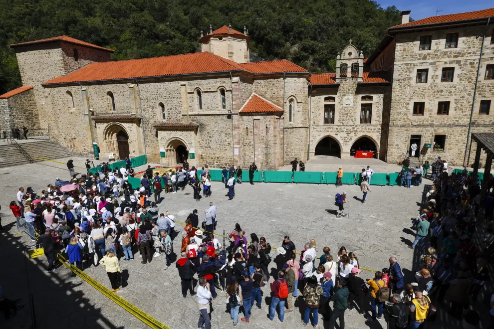 La apertura de la 'Puerta del Perdón', seguida 'in situ' por multitud de personas en la explanada del templo, ha marcado este domingo el inicio del 74 Año Jubilar Lebaniego.