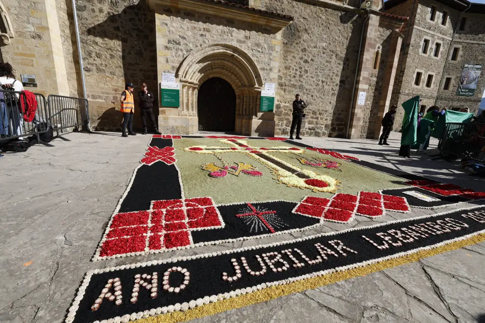 La apertura de la 'Puerta del Perdón', seguida 'in situ' por multitud de personas en la explanada del templo, ha marcado este domingo el inicio del 74 Año Jubilar Lebaniego.