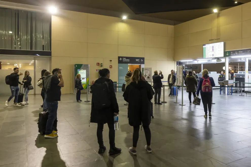 Viajeros esperando en la estación Delicias tras horas de retraso en la línea de alta velocidad.