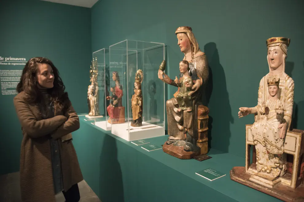 La muestra exhibe esculturas, telas, partituras o piezas de orfebrería.