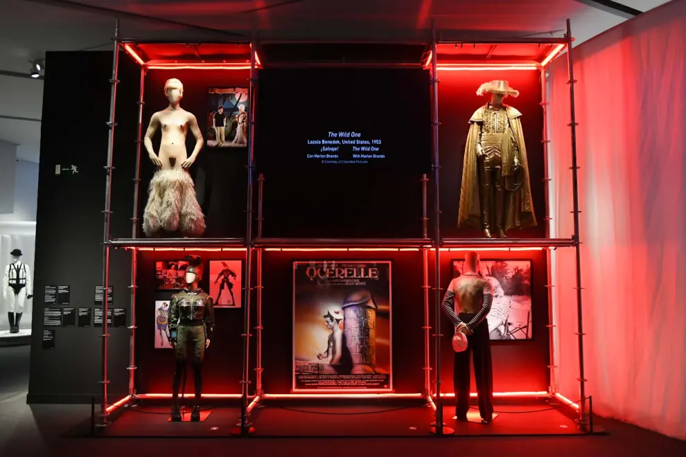 Exposición sobre Gaultier y el cine en Caixaforum de Zaragoza.