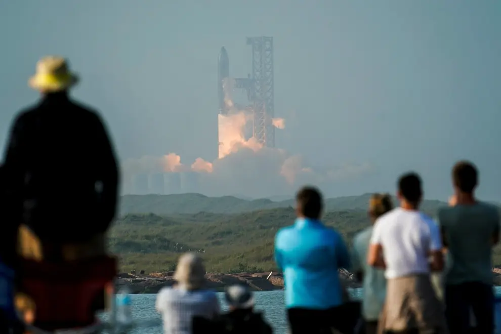 SpaceX's next-generation Starship spacecraft atop its powerful Super Heavy rocket lifts off from the company's Boca Chica launchpad on a brief uncrewed test flight near Brownsville, Texas, U.S. April 20, 2023. REUTERS/Go Nakamura SPACE-EXPLORATION/STARSHIP