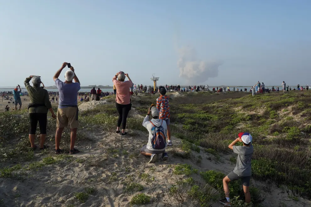 People watch as SpaceX's next-generation Starship spacecraft atop its powerful Super Heavy rocket lifts off from the company's Boca Chica launchpad on a brief uncrewed test flight near Brownsville, Texas, U.S. April 20, 2023. REUTERS/Go Nakamura SPACE-EXPLORATION/STARSHIP