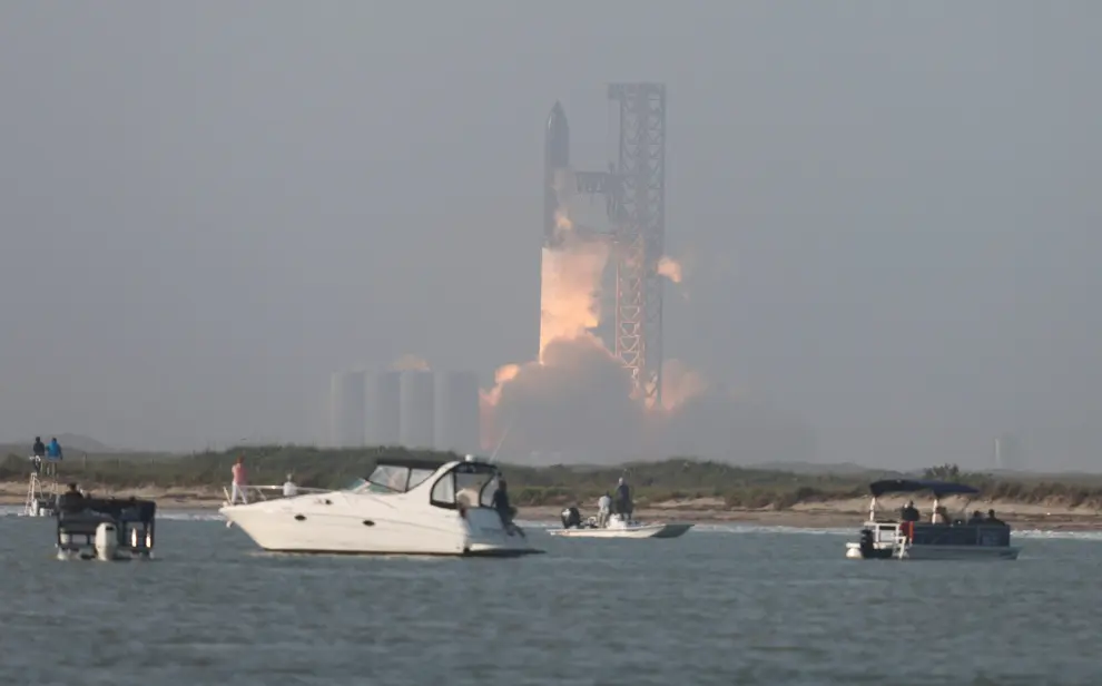 SpaceX's next-generation Starship spacecraft atop its powerful Super Heavy rocket lifts off from the company's Boca Chica launchpad on a brief uncrewed test flight near Brownsville, Texas, U.S. April 20, 2023. REUTERS/Joe Skipper SPACE-EXPLORATION/STARSHIP