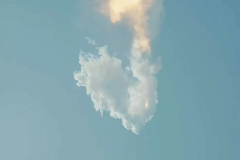 SpaceX's next-generation Starship spacecraft atop its powerful Super Heavy rocket self-destructs after its launch from the company's Boca Chica launchpad on a brief uncrewed test flight near Brownsville, Texas, U.S. April 20, 2023 in a still image from video. SpaceX/Handout via REUTERS.  NO RESALES. NO ARCHIVES. THIS IMAGE HAS BEEN SUPPLIED BY A THIRD PARTY. SPACE-EXPLORATION/STARSHIP