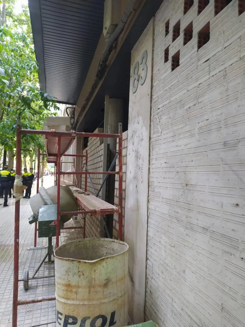 El edificio okupado en Compromiso de Caspe, en Las Fuentes, está lleno de suciedad